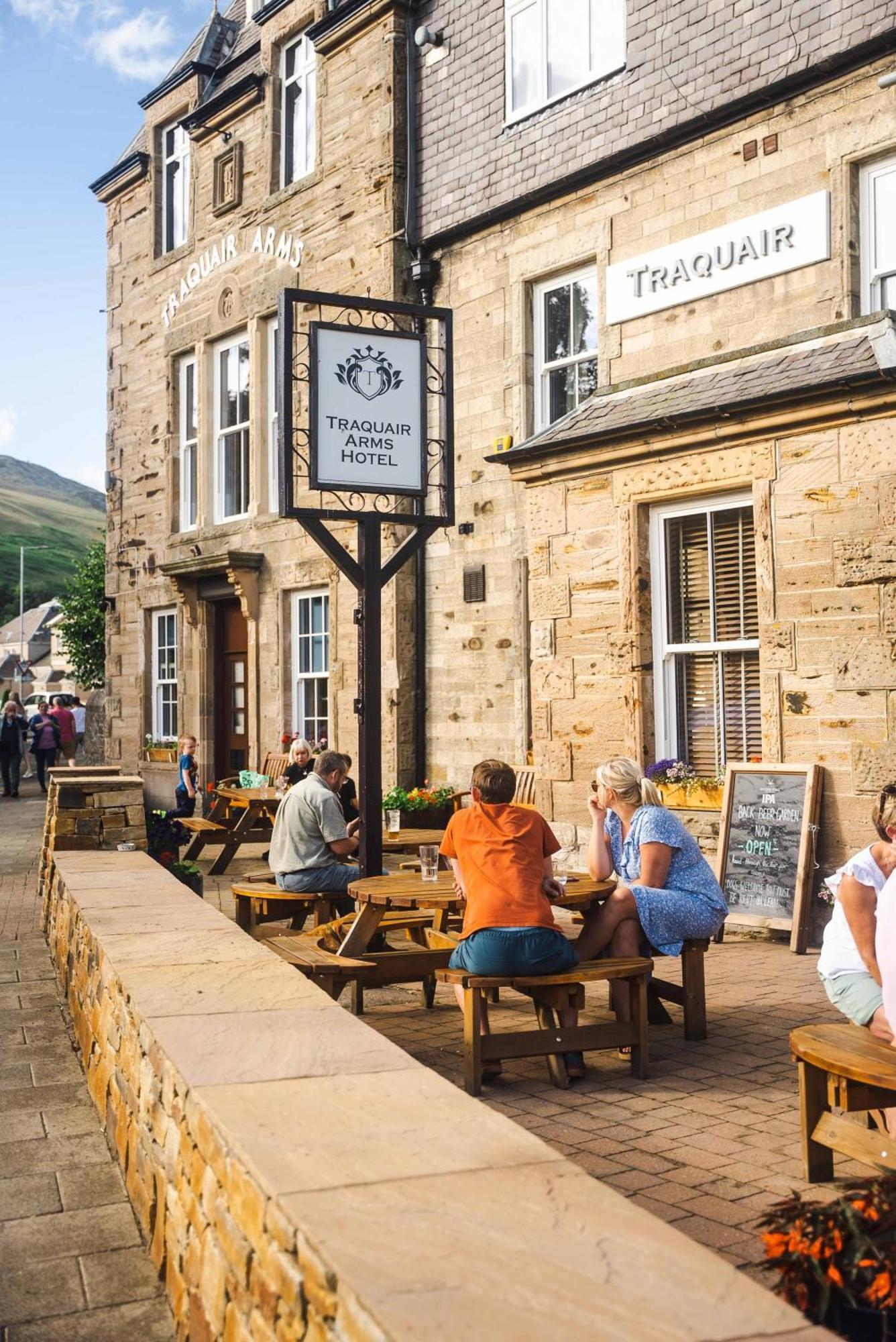 Traquair Arms Hotel Инерлитън Екстериор снимка