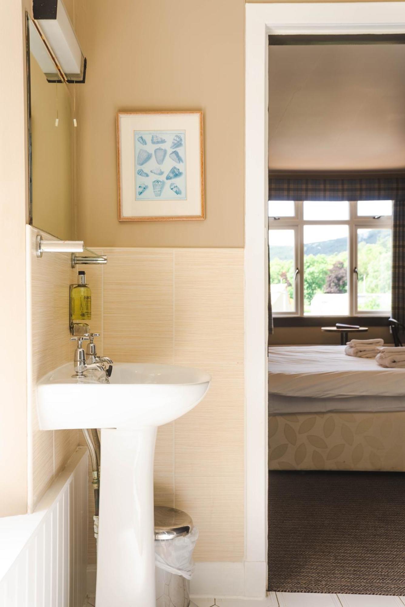 Traquair Arms Hotel Инерлитън Екстериор снимка