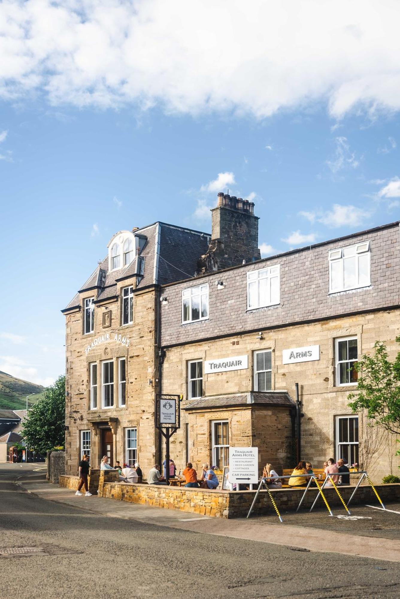 Traquair Arms Hotel Инерлитън Екстериор снимка
